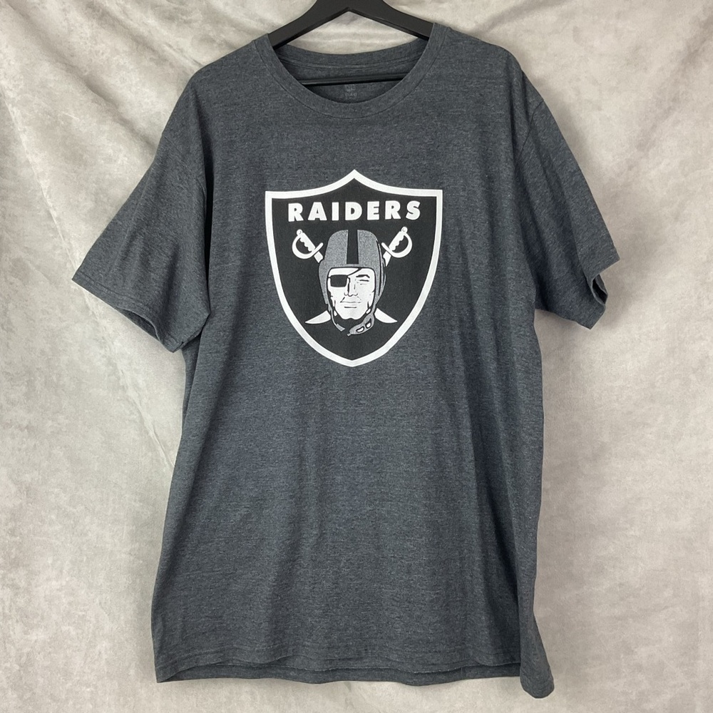 Oakland Raiders logo gray short sleeved men’s t-shirt xl Real Men Wear Black